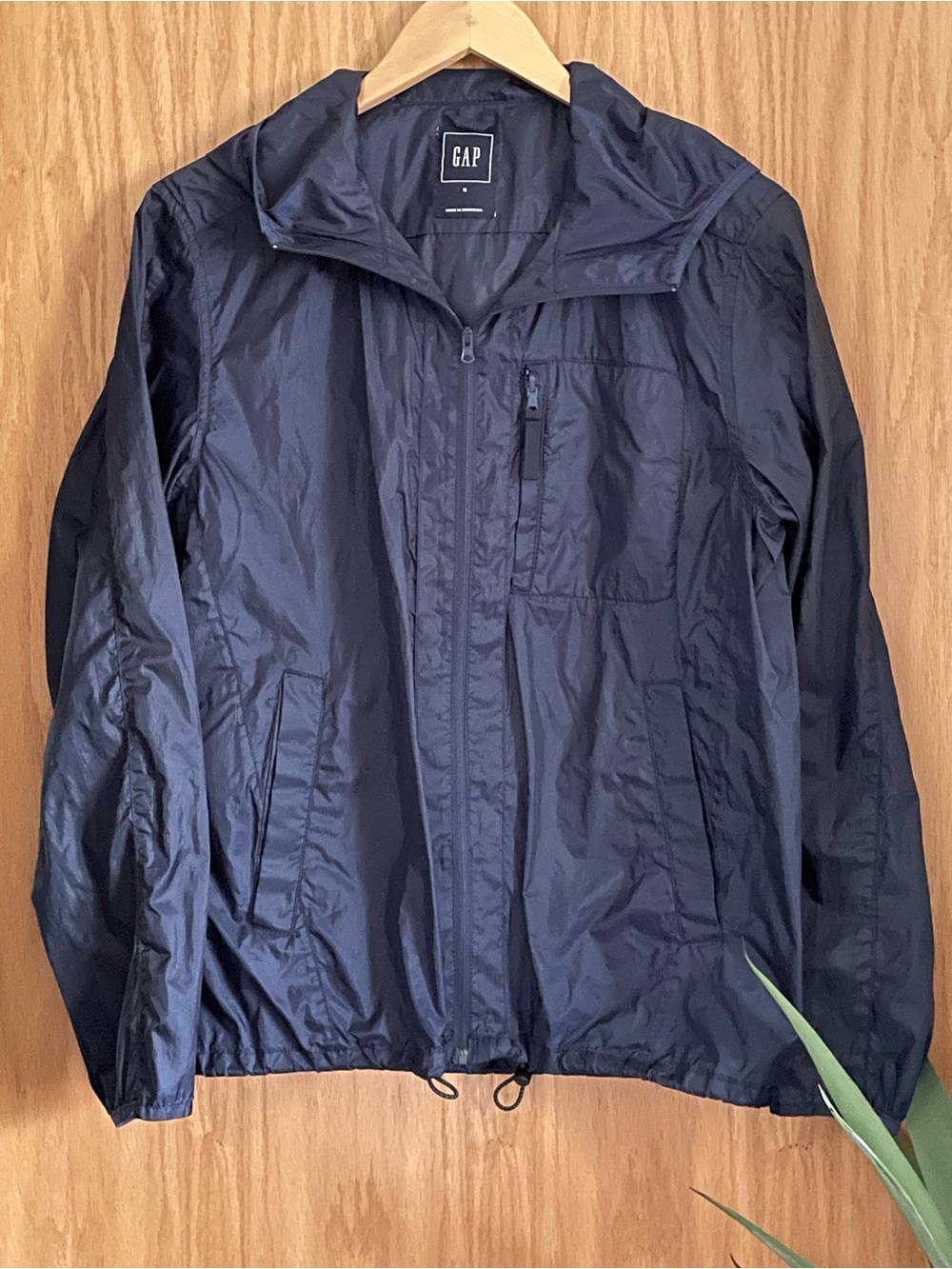 GAP Men’s Dark Navy Windbreaker Jacket with Hood. Packs into its own pocket.